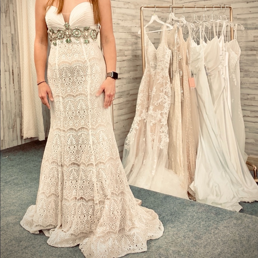 Formal gown wedding gown